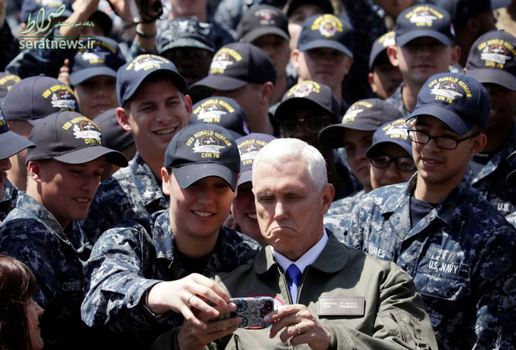 عکس سلفی مایک پنس معاون رییس جمهور آمریکا با نظامیان روی عرشه ناو هواپیمابر یو اس اس رونالد ریگان