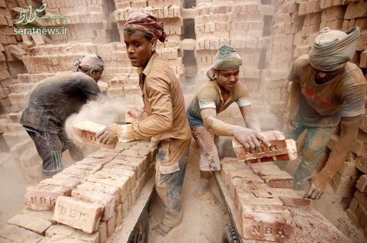 کارگران در یک کارخانه آجرپزی - داکا، بنگلادش