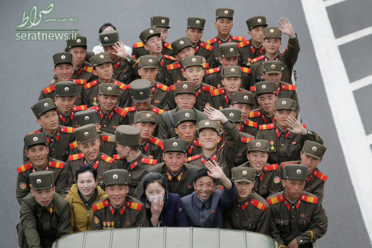 نظم جالب نظامیان ارتش کره شمالی ایستاده در پشت یک کامیون