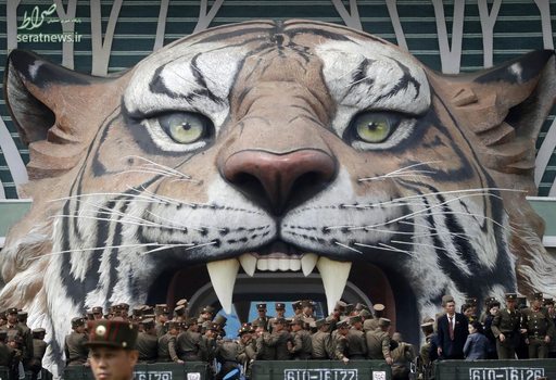 عبور کامیون های حامل سربازان ارتش کره شمالی از مقابل باغ وحش مرکزی شهر پیونگ یانگ