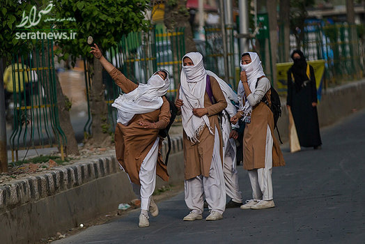 سنگ پراکنی دختران دانشجوی کشمیری به سمت نیروهای امنیتی هند