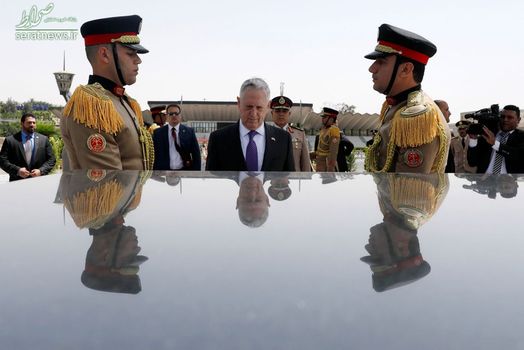 ادای احترام جیمز ماتیس وزیر دفاع آمریکا به بنای یادبود یک سرباز گمنام در قاهره