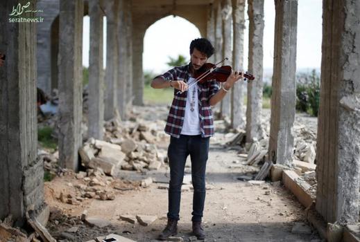 یک ویولونیست عراقی در حال نواختن موسیقی در حرم ویران شده یونس نبی