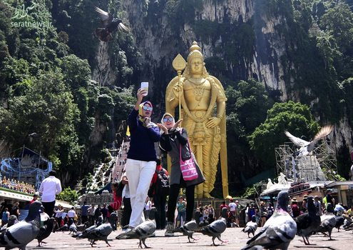 عکس سلفی دو دختر با مجسمه بزرگ خدای بودا در مالزی