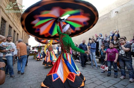 یک درویش در جشنواره هنرهای سنتی در قاهره مصر