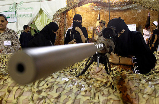 یک زن عربستانی در حال نشانه گیری با یک اسلحه تک تیرانداز در یک نمایشگاه - ابها، عربستان سعودی