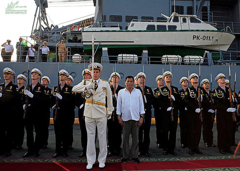 رودریگو دوترته رییس جمهور فیلیپین در کنار نیروهای دریایی روسیه در مانیل