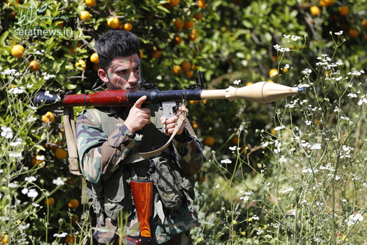 یک رزمنده حزب الله با آرپی جی در شهر مرزی ناقوره در جنوب لبنان