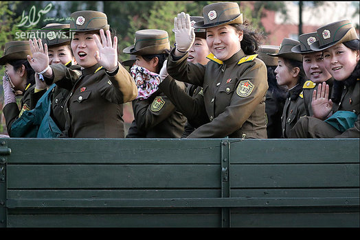 زنان ارتش کره شمالی نشسته پشت یک کامیون در پیونگ یانگ