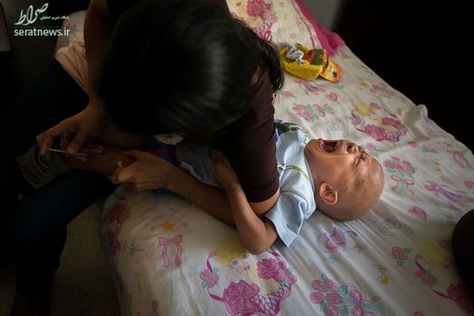 یک مادر ونزوئلایی برای درمان فرزندش که مبتلا به سرطان است با مشکلات زیادی روبرو است