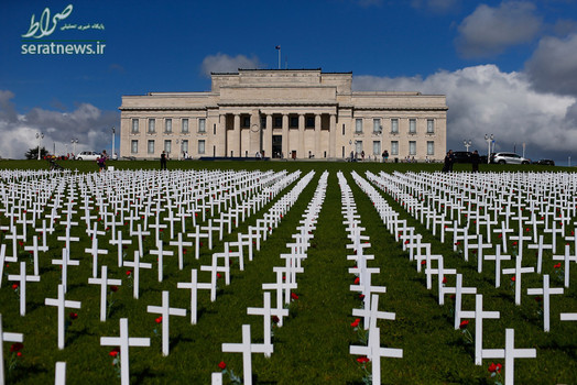 صلیب های قرار داده شده مقابل موزه جنگ در آوکلند نیوزیلند به یاد قربانیان جنگ