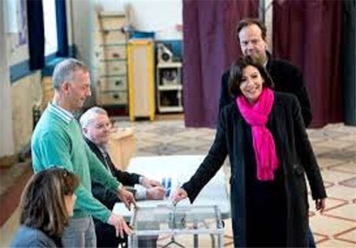«آن ایدالگو» شهردار پاریس که پیشتر حمایت خود را از «بنوآ آمون» نامزد سوسیالیستها اعلام کرده بود، صبح امروز در نخستین دقایق آغاز این انتخابات با حضور در حوزه رأیگیری ناحیه 15 پاریس، رأی خود را به صندوق انداخت.