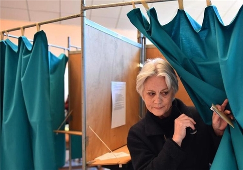 «پنلوپه فیون» همسر «فرانسوآ فیون» نامزد جمهوری‌خواه این دور از انتخابات ریاست جمهوری فرانسه، متهم به دریافت 9 سال حقوق از همسرش به خاطر شغلی پارلمانی که ظاهرا وجود خارجی نداشته، نیز امروز با حضور در یکی از حوزه‌های رأی‌گیری، رأی خود را به صندوق انداخت.