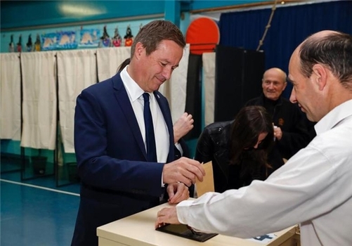 «نیکلا دوپون اینان» نامزد حزب Debout la France (فرانسه پابرجا) با گرایش راست، نخستین نامزدی بود که با حضور در حوزه رأی‌گیری Yerres رأی خود را به صندوق انداخت. دوپون اینان در سال 2012 نیز برای انتخابات ریاست جمهوری فرانسه نامزد شده بود و در آن انتخابات 1.79 درصد آراء را به خود اختصاص داد.