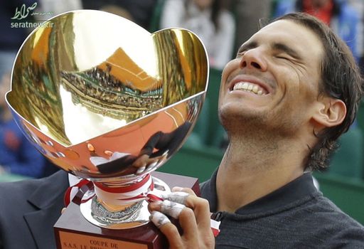 رافائل نادال با جام قهرمانی پس از پیروزی در دیدار نهایی مسابقات تنیس مونت کارلو مقابل آلبرت راموس
