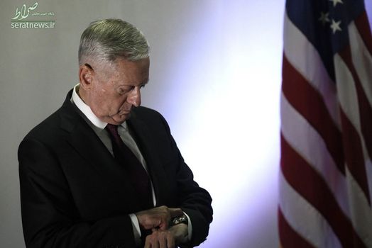 جیمز ماتیس وزیر دفاع آمریکا در حال نگاه کردن به ساعتش پیش از رفتن به یک کنفرانس خبری