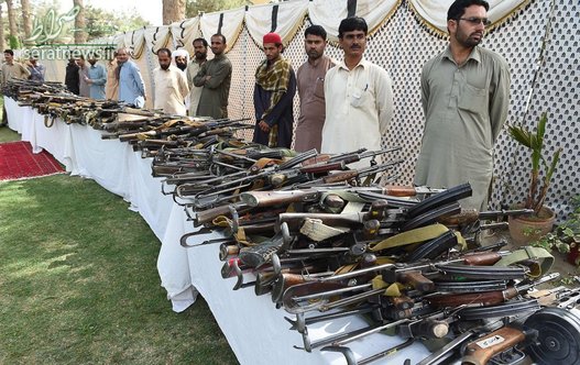 شبه نظامیان بلوچ در کویته پاکستان با تحویل دادن سلاح هایشان به مقامات این شهر تسلیم شدند