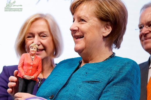 آنگلا مرکل صدراعظم آلمان با یک مجسمه از خود که توسط یک چاپگر سه بعدی در زیمنس طراحی شده