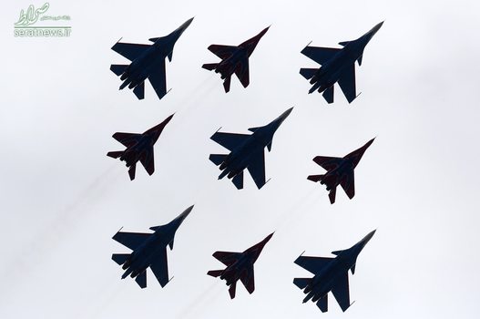 نمایش هوایی جنگنده های سوخو 27 روسیه در طول تمرین برای رژه نظامی بزرگداشت سالگردی پیروزی بر آلمان نازی