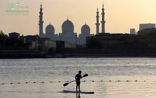 یک موج سوار در مقابل مسجد جامعه ابوظبی