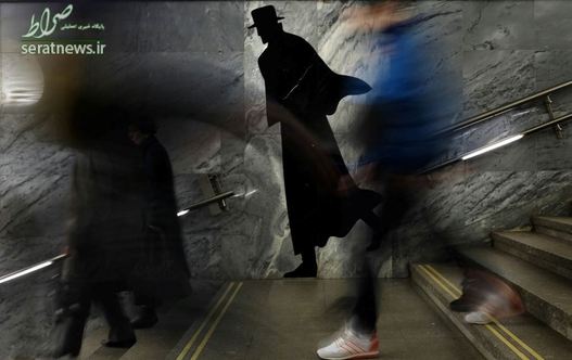 مسافران در حال پایین رفتن از پله ها در ایستگاه مترو مسکو