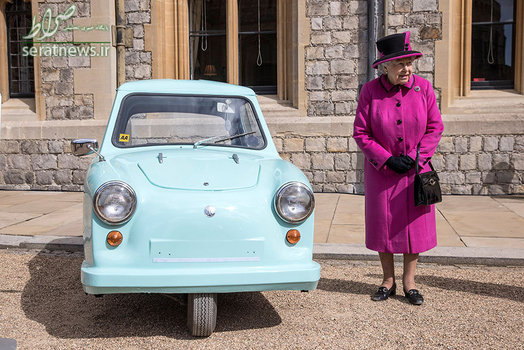 ملکه انگلیس ایستاده در کنار یک خودروی قدیمی در قلعه ویندسور