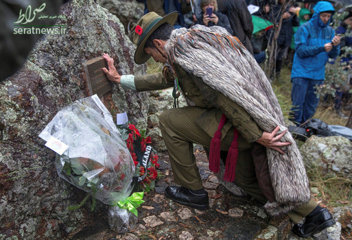 ادای احترام افسر سلطنتی نیوزیلند به قربانیان آنزاک