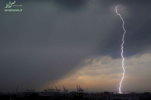 لحظه اصابت یک صاعقه به زمین در کیپ تاون آفریقای جنوبی