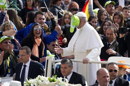 اصابت یک کلاه به صورت پاپ فرانسیس رهبر کاتولیک های جهان در میدان سنت پیتر واتیکان