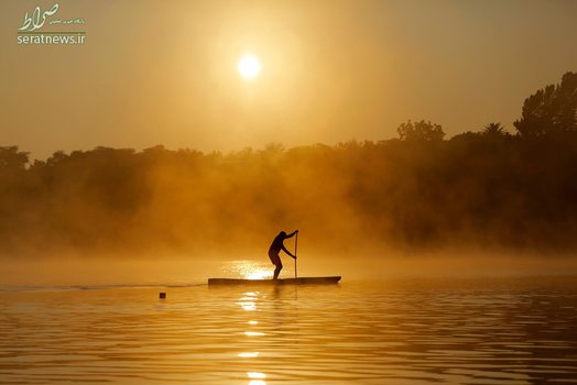 یک قایق سوار در آبهای ژوهانسبورگ آفریقای جنوبی