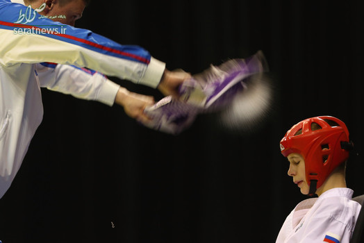 خنک کردن تکواندوکار روسی به وسیله یک حوله 