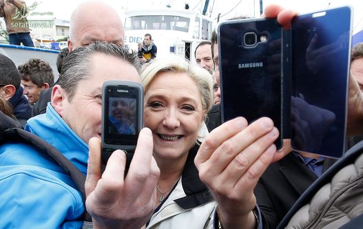 عکس سلفی حامیان مارین لوپن نامزد راست افراطی انتخابات ریاست جمهوری فرانسه با وی