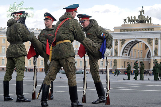 سربازان گارد احترام روسیه در حال گرم کردن خود در سنت پترزبورگ