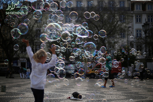 حباب بازی در مرکز شهر لیسبون پایتخت پرتغال