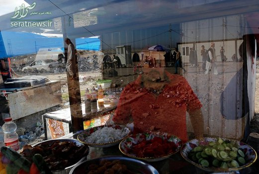 اغذیه فروشی یک مرد عراقی در خارج از اردوگاه حمام القلیل جنوب موصل