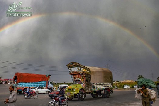 پدیدار شدن یک رنگین کمان در امتداد یک جاده در اسلام آباد پاکستان
