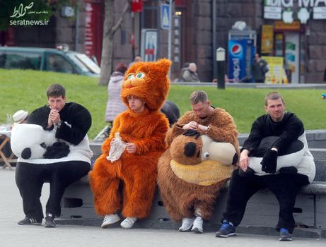 چهار مرد عروسک تنپوش در حال استراحت - کی یف، اوکراین