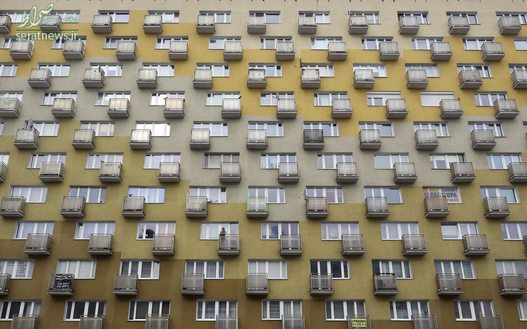 یک زن در حال سیگار کشیدن در بالکن این آپارتمان  - گدنیا، لهستان