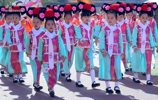 دانش آموزان ابتدایی یک مدرسه در شانگهای چین در حال رفتن به سوی یک رویداد ورزشی