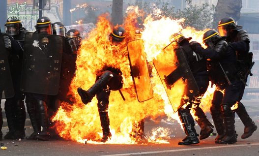 افسران پلیس ضد شورش فرانسه در شعله های آتش معترضان روز کارگر در پاریس