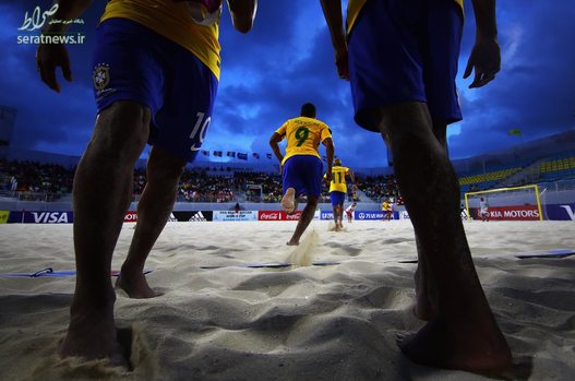 لحظه تعویض در مسابقه جام جهانی فوتبال ساحلی بین دو تیم برزیل و لهستان