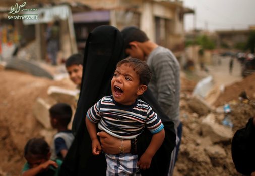 گریه یک پسر آواره عراقی در آغوش مادرش - غرب موصل، عراق