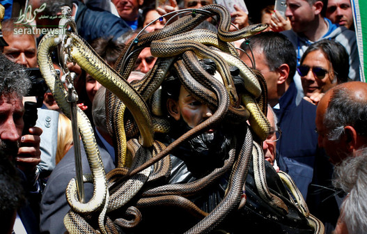 قرار دادن دهها مار بر روی مجسمه سنت دومنیکو در کوکولوی ایتالیا