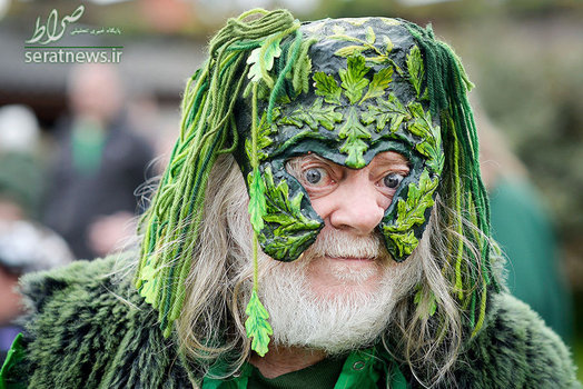 یک پیرمرد در  لباس بالماسکه در گلاستونبوری انگلیس