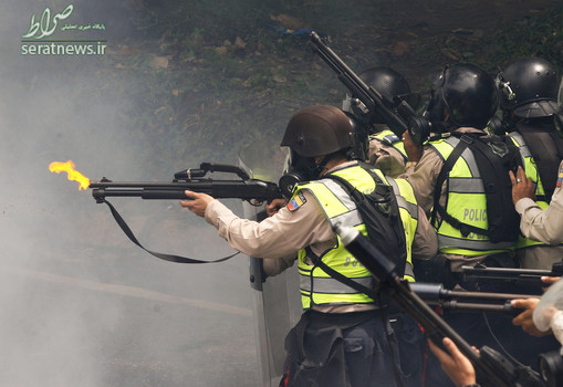 شلیک پلیس ضد شورش ونزوئلا به سوی مخالفان دولت در کاراکاس