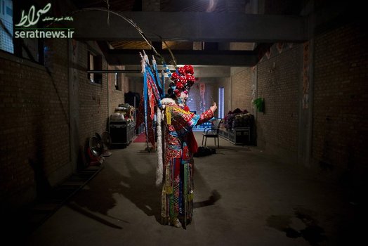 یک بازیگر تئاتر چین در پشت صحنه نمایش 