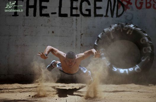 محمد هور جوان 23 ساله فلسطینی در حال نمایش مهارت های خود در اردوگاه پناهندگان نوار غزه