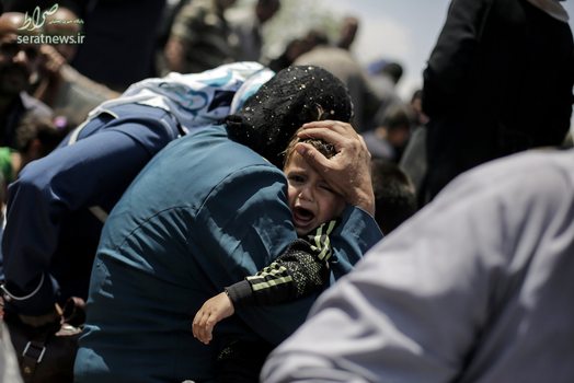 گریه یک کودک موصلی در آغوش مادرش