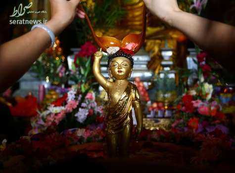 آب ریختن روی یک مجسمه بودا به مناسبت جشن تولد بودا در منطقه سانیای چین