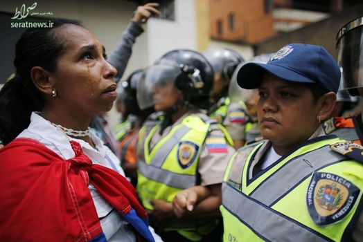 اشک ریختن یک زن در تظاهرات ضد دولت نیکلاس مادورو در کاراکاس